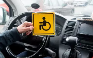 Правила пользования знаком инвалид в машине